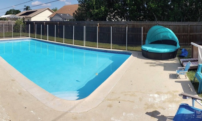 Wood Trail Village House | ★Gorgeous Golden Paradise Gem ★PRIVATE HEATED POOL*★GAME ROOM★FAST WIFI