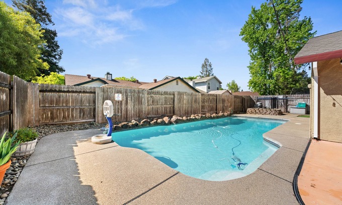Elk Grove House | Gorgeous House with POOL!