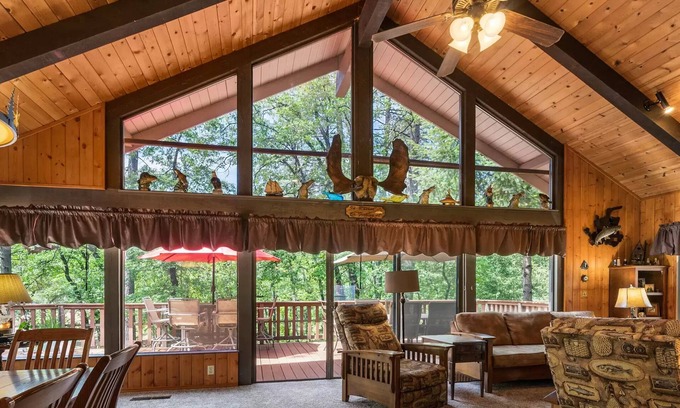 Lakehead-Lakeshore House | Gorgeous Lakehouse w/Hot Tub, Pool Table, Games & MORE!