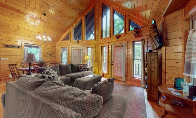 Ranger Cabin | Gorgeous modern cabin with Ping-Pong, deck, grill, pool & tennis - dogs welcome