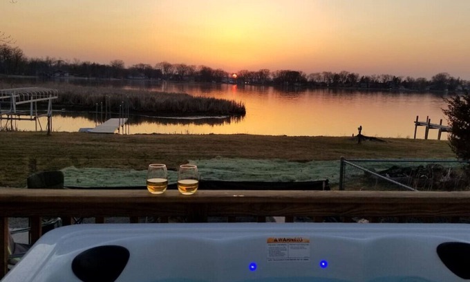 Ingleside House | Gorgeous Nautical 2/2 Lake House Chain O` Lakes with Hot Tub