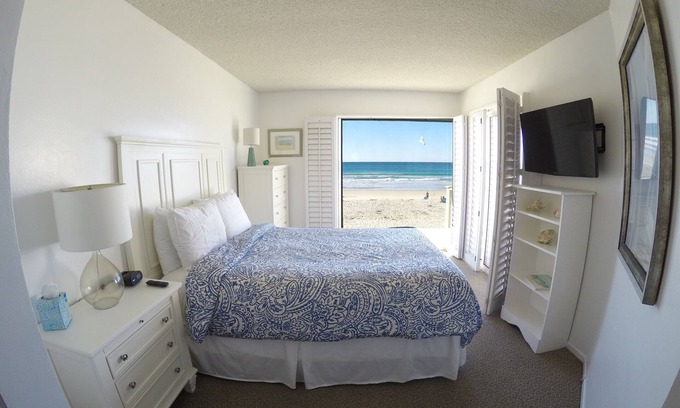 Mission Beach Condo | Gorgeous Ocean Front Condo on the Boardwalk - Walk to Everything!