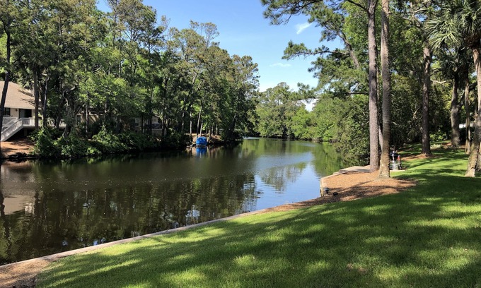 Palmetto Dunes Villa | Gorgeous renovation fully complete in 2024! 5 min walk to beach on lagoon.