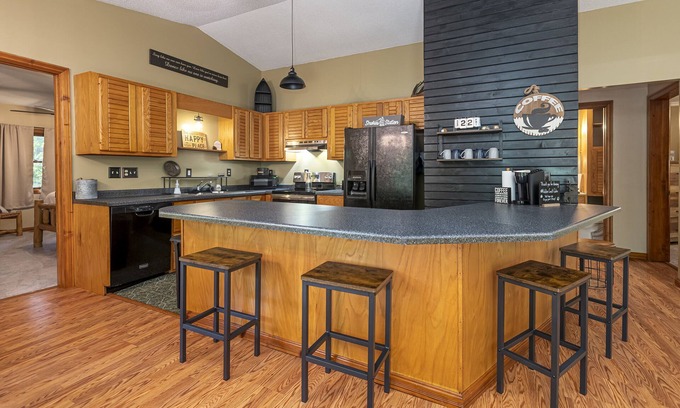 Carbondale Cabin | Gorgeous Secluded Cabin close to SIU and all the wineries