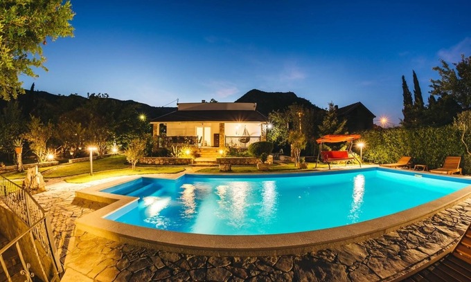 Hodbina Villa | Gorgeus Villa Gana by the river