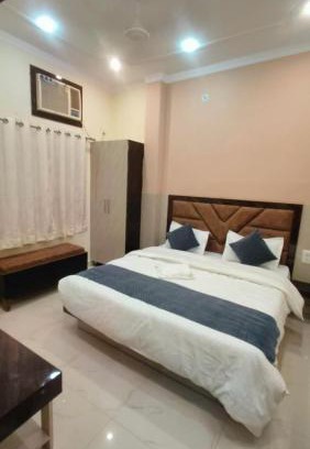 Varanasi Hotel | Goroomgo Prakash Residency Varanasi Near Kashi Vishwanath Temple and Ganga Ghat- Prime Location with Lift and Fully Air-Conditioned - Best Hotel In Varanasi