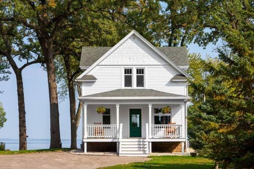 Black Wolf House | Goyke, Your front-row seat to lakefront serenity