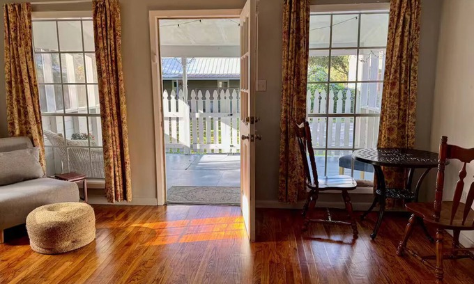 New Iberia Cottage | Graceful studio cottage