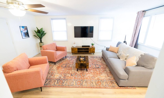 Whitehaven House | Graceland Retreat with Sun Room & Pool Table