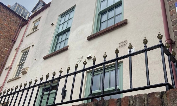 Hull Old Town House | Grammar School Yard four bedroom free parking