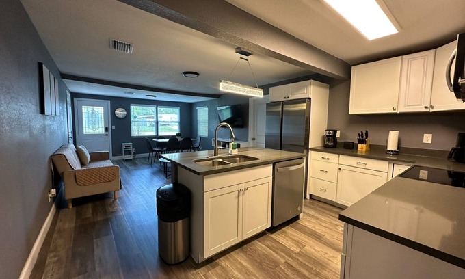 Bearss Plaza House | Gran casa para 8 cerca de Atraciones