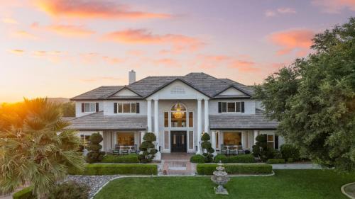 Temecula House | Grand Contento by AvantStay Extraordinary Estate w Pool Movie Room