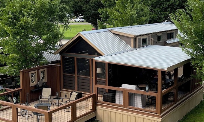 Morganton RV Rental | GRAND Tiny Home minutes to BLUE RIDGE. Yes to PETS!