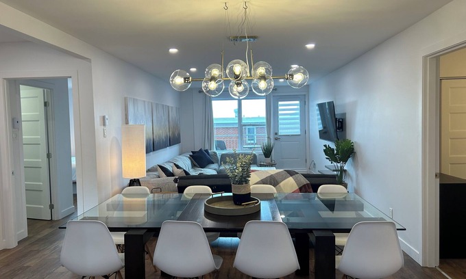 Desjardins Apartment | Grandiose!, Ground floor, 3 Bedrooms! Vue Chateau! Renovated, Air-conditioned, Free parking