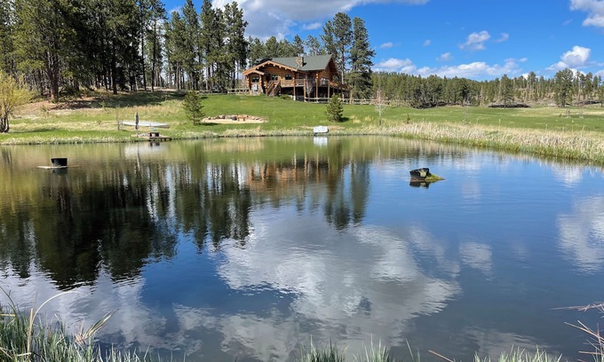 Custer House | Grandpa’s Place. Exclusive, Stunning, Private Log Home. Firepit & Pond.