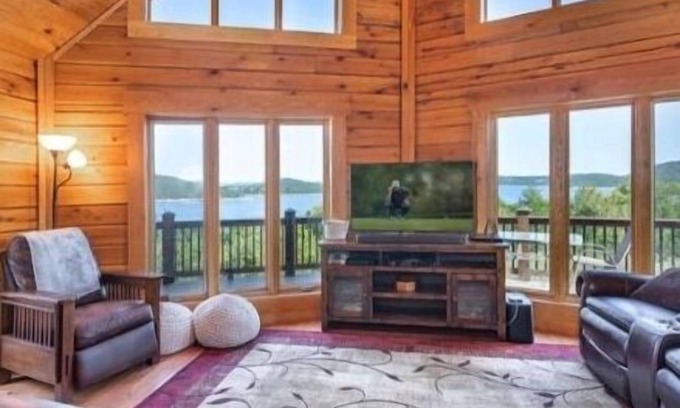 Blue Eye Cabin | GrandView Lodge Table Rock Lake with hot tub