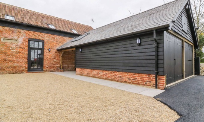 Bury St Edmunds Cottage | GRANGE BARN, pet friendly, country holiday cottage in Felsham