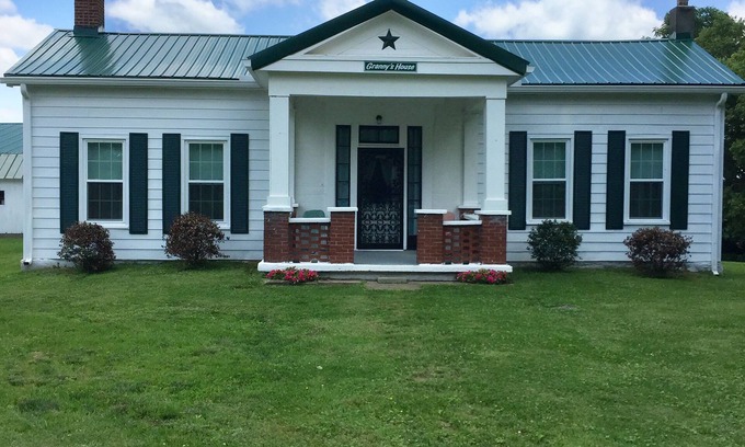 Dry Ridge House | Granny’s House 2 bedroom, 5 miles to ark! Bonus walkthrough space with twin bed.