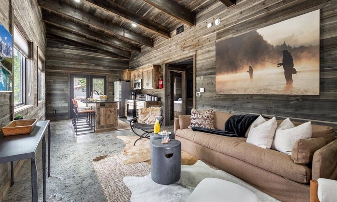 Last Chance House | Grasshoppers Escape|Cozy Cabin, World Class Fishing, Firepit, 30m Yellowstone