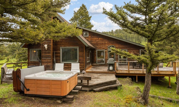 Bozeman House | Grassy Ridge -Tranquil retreat with views in the Bridger Canyon with hot tub!