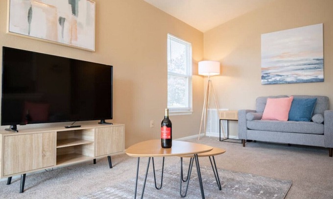 Pekin House | GRAUHAUS - Tasteful 3BD w/KING bed in Pekin