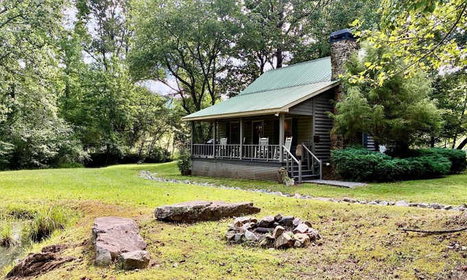 Dahlonega Cabin | Gray's Dahlonega Cabin on the PondnConvenient to Wineries & Wedding Venues