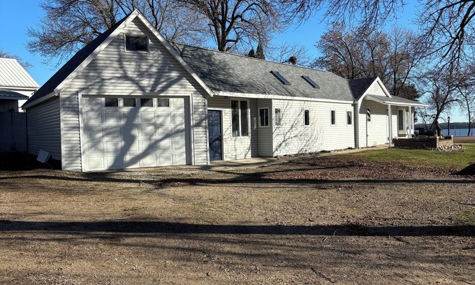 Clay County House | Great 3 bedroom home on Lost Island lake with an amazing lake view.