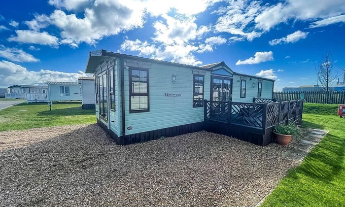 Lowestoft House | Great 4 berth caravan for hire in Suffolk at North Denes, ref 40149ND
