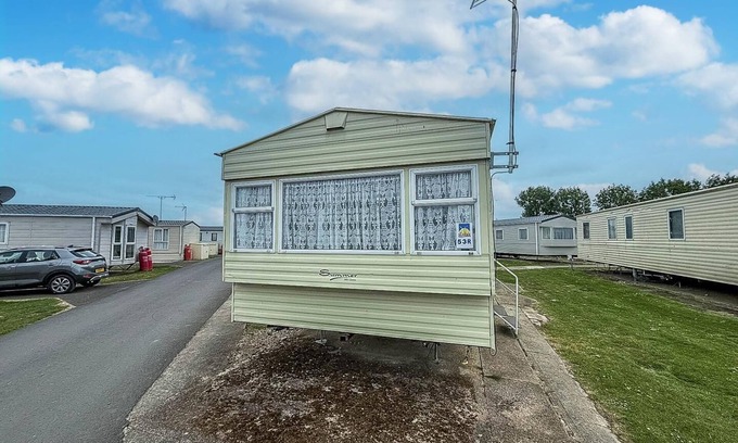 Clacton-on-Sea House | Great 8 berth caravan at Seawick Holiday Park, Clacton-on-Sea ref 27053R