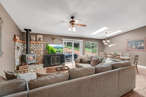 Arnold House | Great Cabin with AC Firepit Fireplace