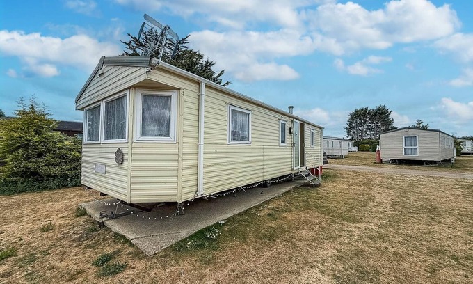 Hopton House | Great caravan at Breydon Water Holiday Park, ref 10086B