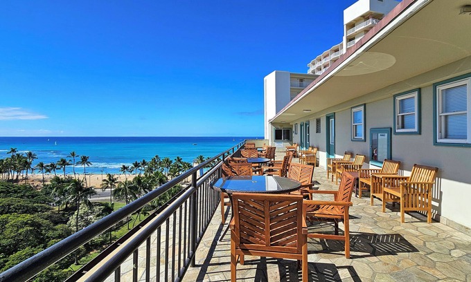 Diamond Head - Kapahulu - St. Louis Apartment | Great Corner Studio with Diamond Head & Park views, 2 mins walk to Beach!