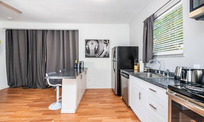 Buena Vista Cottage | Great cottage in Design District - Renovated - King bed - Sofa bed - Hot tub!