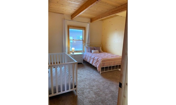 Lewistown House | Great family retreat with scenic mountain views - minutes to town!