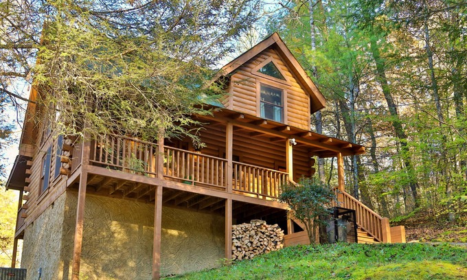 Gatlinburg - Pigeon Forge Cabin | Great for Family Vacation! Walking Distance to Pool, Putt Putt, Fishing, Golf