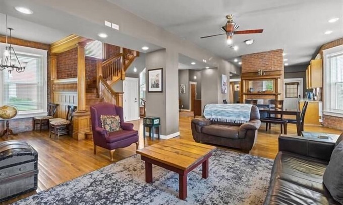 Northeast Kansas City House | Great for Large Groups w/4BR+Jacuzzi Tub+Near DT