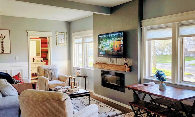 Kewaunee House | Great for weekend Getaway-Cozy 2 bedroom home 4 blocks from the beach.