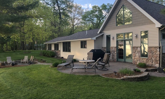 Sunburg House | Great Lakefront Property with Amazing Sunsets!