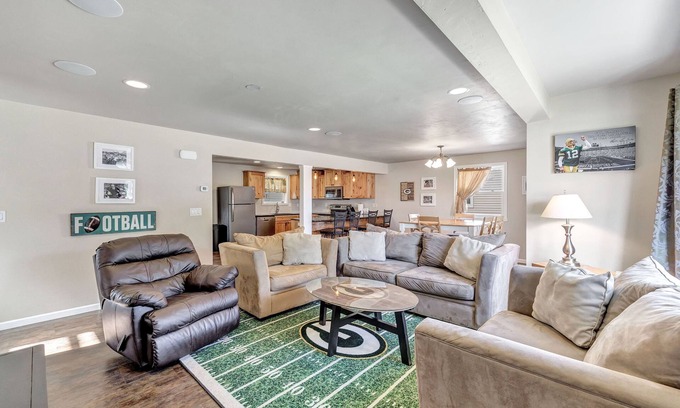 Green Bay House | Great Location; 1 Block From Lambeau Field.