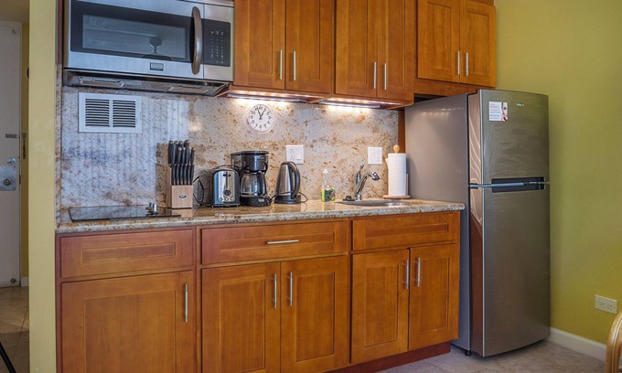 McCully - Moiliili Condo | 🤩Great location🤩 8 guests~same floor (15)~ ✅ 2 studios ✅ free parking