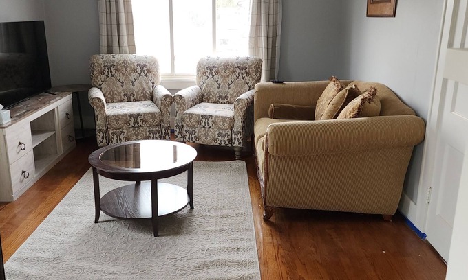 Omaha Apartment | Great location Close to downtown, interstate, zoo, UNO, UNMC, Shopping and more.