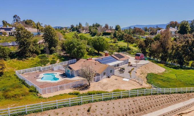 Temecula House | GREAT LOCATION! CLOSE TO PELTZER, LORIMAR, FAULKNER, LONG SHADOW WINERIES!