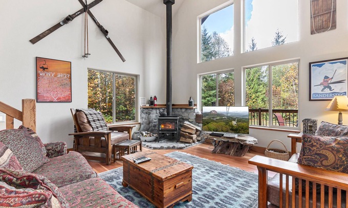 Skykomish House | Great Northern Lodge - log home on secluded acreage with game room