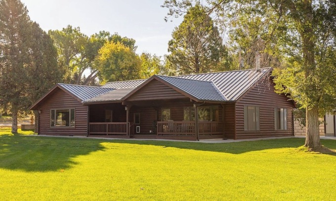 Shell House | Great Shell Wyoming Escape- open concept living space, base of the Bighorn Mountains!