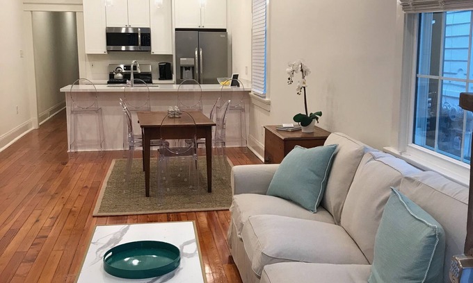 West Riverside House | Great Space on Magazine close to everything!