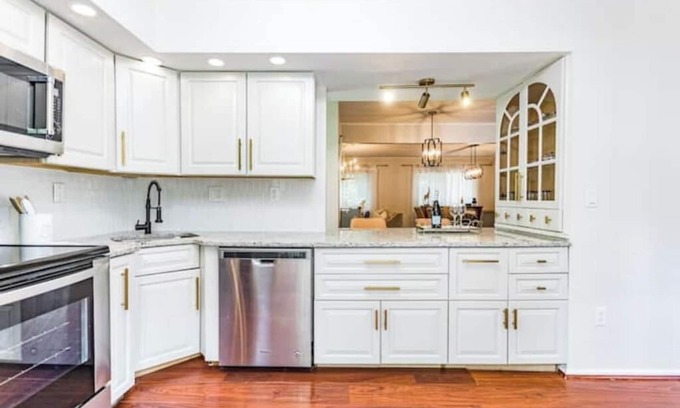 North Raleigh House | Great townhome near N. Hills with community pool