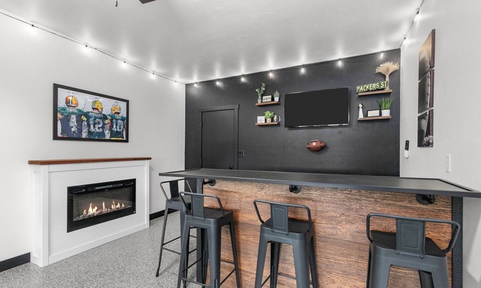 Green Bay House | Green Bay Getaway - 4 minute walk to Lambeau and Resch Center