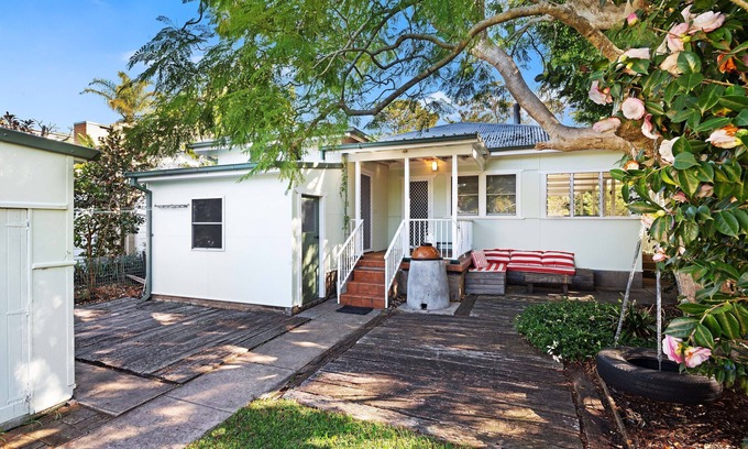 Patonga House | Green Cottage: Waterfront family holiday paradise, private jetty and road access