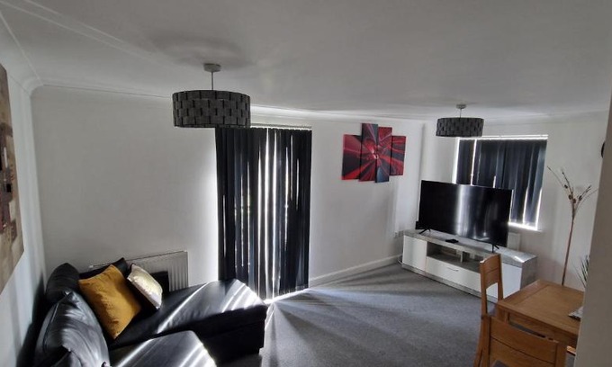 Stone Apartment | Greenhithe Cosy Apartment, Netflix and Sport Channels