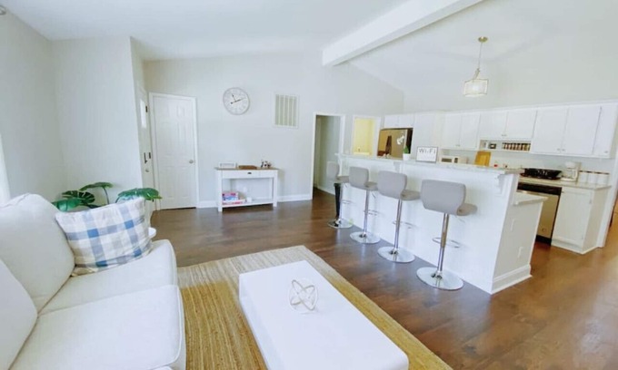 Huntsville House | Greenleaf (HSV) · 「Greenleaf」Stylish & Bright 4 bd/3 ba Vacation